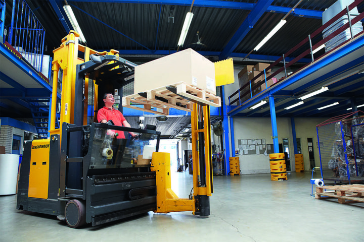 Homme levant une palette