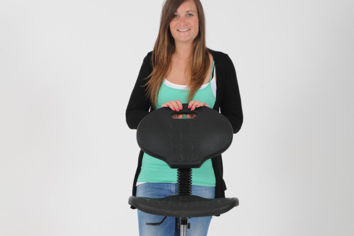 Femme appuyé sur un siège assis-debout