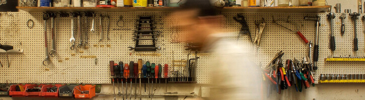Silhouette d'un homme dans un atelier