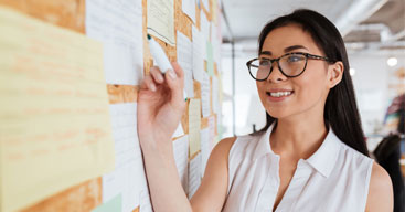 Guide d’achat : bien choisir sa vitrine d’affichage avec Manutan EXPERT