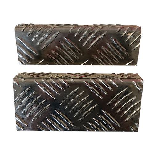 Nez de marches antidérapants en aluminium larmé VISILARM Nez de marches antidérapants en aluminium larmé VISILARM